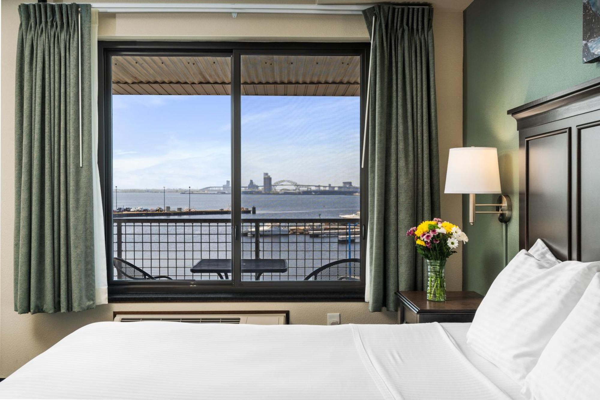 דולות Park Point Marina Inn מראה חיצוני תמונה